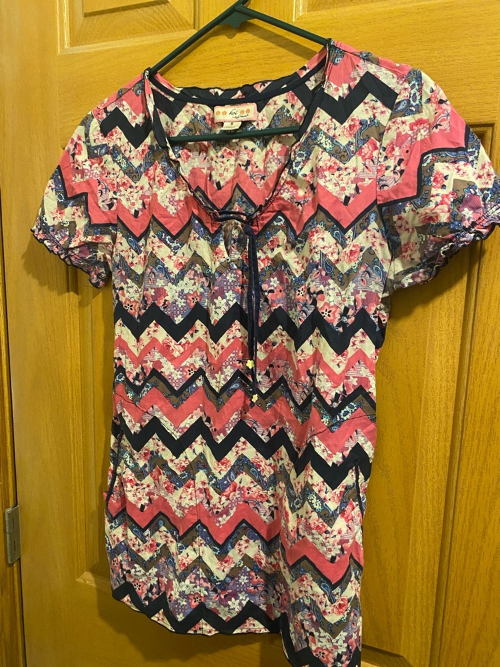 Tie-Front Chevron Floral Short Sleeve Top in Pink and Navy